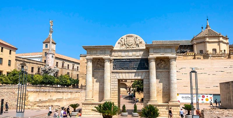 panorámica de la puerta del puente 