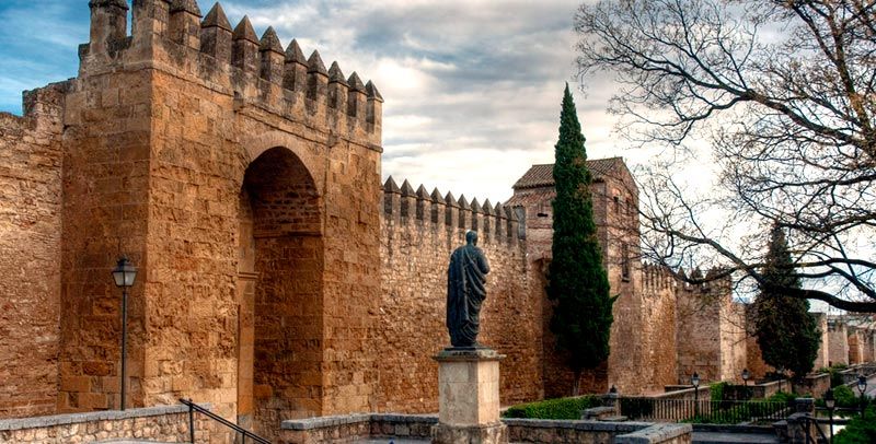 panorámica de la muralla y sus puertas 