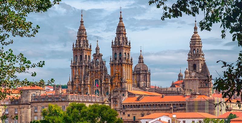 Panorámica de la catedral de santiago de compostela y misa del peregrino
