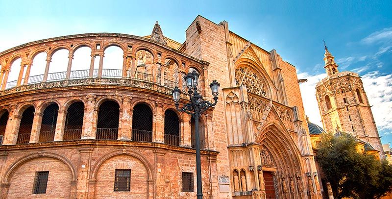 Panorámica de catedral de valencia y su miguelete